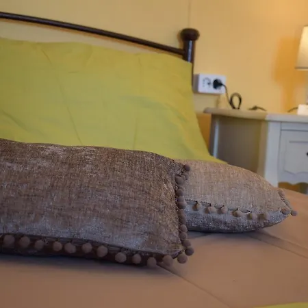 Rogakia Village Est. 1983 アパートホテル